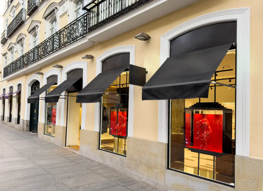 Façade vitrine de magasin en aluminium sur mesure à Aubagne